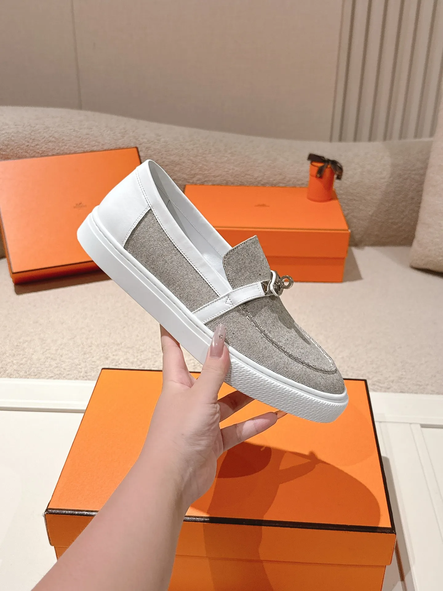Men's shoes 💰640💰 Hermes# New Kelly buckle thick-soled loafers. Upper: cowhide/suede material. Lining: sheepskin lining. Outsole: exclusive molded outsole. Size: women's size 35-40, men's size 39-45 (female 41/male 46 customized, non-refundable)